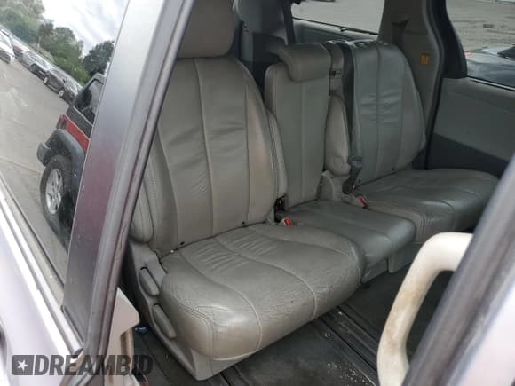 ✅ 2012 Toyota Sienna XLE • VIN: 5TDYK3DC1CS186412 • Lot: 62775005. Wystawiony na Copart z przebiegiem Nie podano. Bezpłatny archiwum sprzedaży aukcyjnych z USA i szczegółowy raport historii pojazdu na DreamBid. Zdjęcie 11.