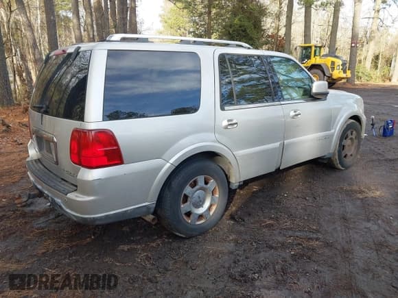 ✅ 2006 Lincoln Navigator Luxury • VIN: 5LMFU28556LJ28101 • Lot: 43888709. Listed on IAAI with 126,603 mi. Free auction sales archive from the USA and detailed vehicle history report at DreamBid. Image 4.