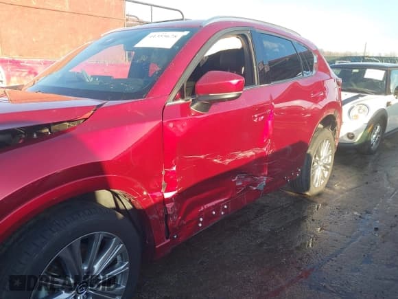 ✅ 2022 Mazda CX-5 Signature • VIN: JM3KFBXY2N0632267 • Lot: 41355678. Wystawiony na IAAI z przebiegiem 40 624 mil. Bezpłatny archiwum sprzedaży aukcyjnych z USA i szczegółowy raport historii pojazdu na DreamBid. Zdjęcie 18.