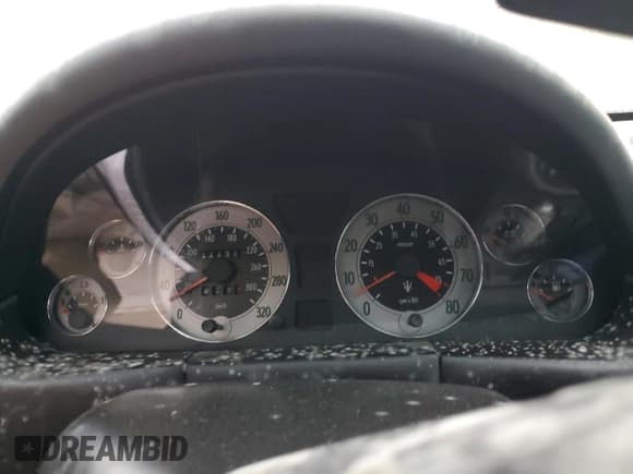 ✅ 2004 Maserati Spyder • VIN: ZAMBB18B000011264 • Lot: 74575784. Wystawiony na Copart z przebiegiem Nie podano. Bezpłatny archiwum sprzedaży aukcyjnych z USA i szczegółowy raport historii pojazdu na DreamBid. Zdjęcie 9.