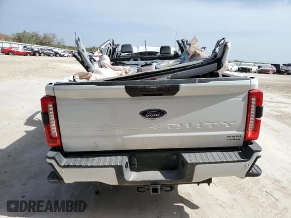 ✅ 2023 Ford F-250 XL • VIN: 1FT8W2BN7PEC04233 • Lot: 62436974. Wystawiony na Copart z przebiegiem Nie podano. Bezpłatny archiwum sprzedaży aukcyjnych z USA i szczegółowy raport historii pojazdu na DreamBid. Zdjęcie 6.