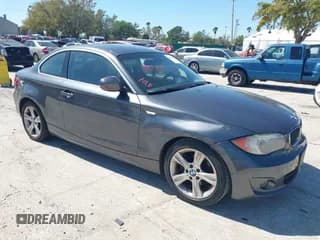 ✅ 2013 BMW 1 Series 128i • VIN: WBAUP9C55DVS94333 • Lot: 41751073. Wystawiony na IAAI z przebiegiem 141 467 mil. Bezpłatny archiwum sprzedaży aukcyjnych z USA i szczegółowy raport historii pojazdu na DreamBid. Zdjęcie 1.