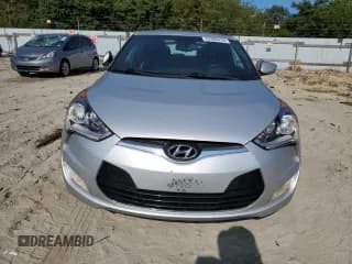 ✅ 2016 Hyundai Veloster • VIN: KMHTC6AD8GU272996 • Lot: 70380414. Wystawiony na Copart z przebiegiem 86 498 mil. Bezpłatny archiwum sprzedaży aukcyjnych z USA i szczegółowy raport historii pojazdu na DreamBid. Zdjęcie 5.
