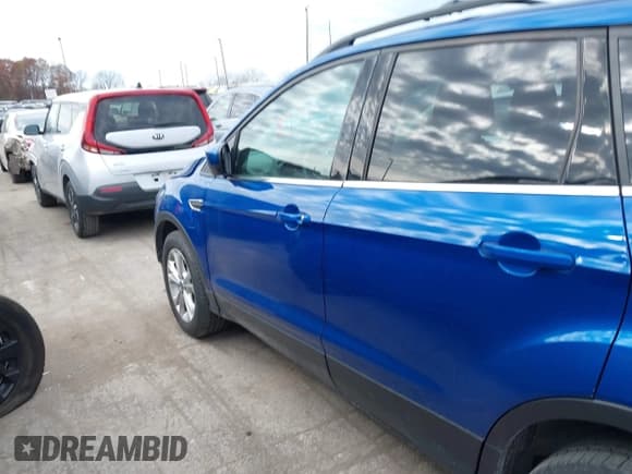 ✅ 2017 Ford Escape SE • VIN: 1FMCU9GD7HUB76526 • Lot: 43678296. Wystawiony na IAAI z przebiegiem 99 099 mil. Bezpłatny archiwum sprzedaży aukcyjnych z USA i szczegółowy raport historii pojazdu na DreamBid. Zdjęcie 14.