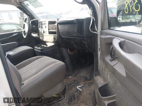 ✅ 2014 Chevrolet Express Cargo • VIN: 1GCSGAFX6E1177295 • Lot: 42829378. Wystawiony na IAAI z przebiegiem 281 183 mil. Bezpłatny archiwum sprzedaży aukcyjnych z USA i szczegółowy raport historii pojazdu na DreamBid. Zdjęcie 5.