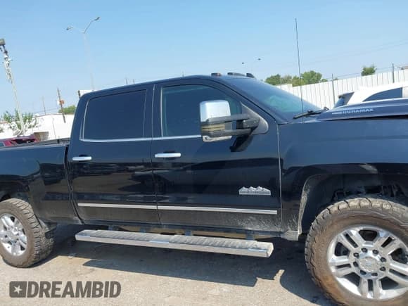 ✅ 2019 Chevrolet Silverado 2500HD High Country • VIN: 1GC1KUEY8KF157408 • Lot: 43223575. Wystawiony na IAAI z przebiegiem 131 751 mil. Bezpłatny archiwum sprzedaży aukcyjnych z USA i szczegółowy raport historii pojazdu na DreamBid. Zdjęcie 13.