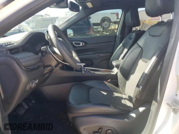 ✅ 2024 Jeep Compass Latitude • VIN: 3C4NJDBN8RT130188 • Лот: 87007585. Опубликован ранее на Copart с пробегом 33 380 миль. Бесплатный доступ к архиву аукционных продаж из США и подробный отчёт об истории автомобиля на DreamBid. Изображение 7.