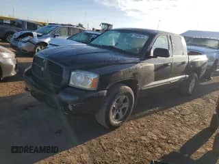 2006 Dodge Dakota SLT z VIN 1D7HW48J86S710921, wystawiony jako Copart lot #72033614 z przebiegiem 153 494 mil mil oraz Czysty tytuł • Clean title. Historia ofert i sprzedaży dostępna na DreamBid. Obrazek 1.