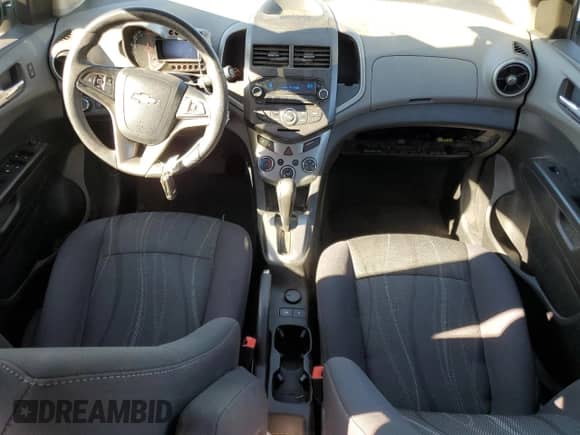 2015 Chevrolet Sonic LT z VIN 1G1JC5SH0F4124310, wystawiony jako Copart lot #82663585 z przebiegiem 149 530 mil mil oraz Szkoda całkowita • Salvage title. Historia ofert i sprzedaży dostępna na DreamBid. Obrazek 8.