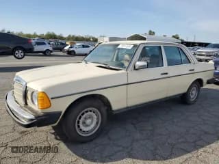 ✅ 1983 Mercedes-Benz 300 D • VIN: WDBAB33A1DB021775 • Lot: 79347334. Wystawiony na Copart z przebiegiem 201 388 mil. Bezpłatny archiwum sprzedaży aukcyjnych z USA i szczegółowy raport historii pojazdu na DreamBid. Zdjęcie 1.