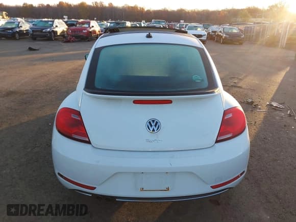 ✅ 2018 Volkswagen Beetle SE • VIN: 3VWJD7AT7JM711667 • Лот: 43696363. Опубликован ранее на IAAI с пробегом 60 156 миль. Бесплатный доступ к архиву аукционных продаж из США и подробный отчёт об истории автомобиля на DreamBid. Изображение 17.