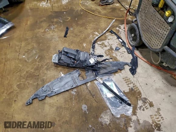 ✅ 2018 Chrysler Pacifica Hybrid Limited • VIN: 2C4RC1N78JR364555 • Lot: 95448865. Wystawiony na Copart z przebiegiem 87 813 mil. Bezpłatny archiwum sprzedaży aukcyjnych z USA i szczegółowy raport historii pojazdu na DreamBid. Zdjęcie 13.