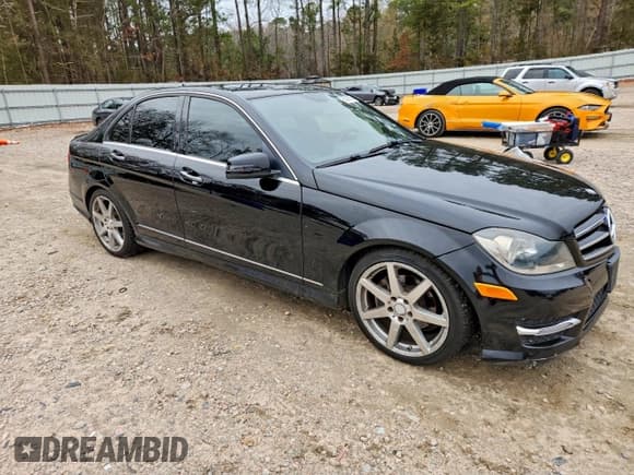 ✅ 2014 Mercedes-Benz C 250 Sport • VIN: WDDGF4HB2EG233005 • Lot: 95528755. Wystawiony na Copart z przebiegiem 132 128 mil. Bezpłatny archiwum sprzedaży aukcyjnych z USA i szczegółowy raport historii pojazdu na DreamBid. Zdjęcie 4.
