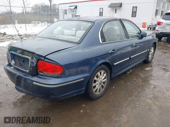 2004 Hyundai Sonata GLS z VIN KMHWF35H74A995106, wystawiony jako IAAI lot #41478439 z przebiegiem 212 914 mil mil oraz . Historia ofert i sprzedaży dostępna na DreamBid. Obrazek 4.