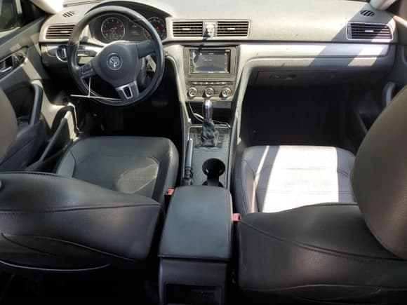 ✅ 2015 Volkswagen Passat S • VIN: 1VWAT7A39FC053006 • Лот: 80176045. Опубликован ранее на Copart с пробегом 133 798 миль. Бесплатный доступ к архиву аукционных продаж из США и подробный отчёт об истории автомобиля на DreamBid. Изображение 8.