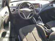 ✅ 2015 Hyundai Veloster • VIN: KMHTC6AD4FU238598 • Lot: 81875334. Wystawiony na Copart z przebiegiem 92 443 mil. Bezpłatny archiwum sprzedaży aukcyjnych z USA i szczegółowy raport historii pojazdu na DreamBid. Zdjęcie 8.