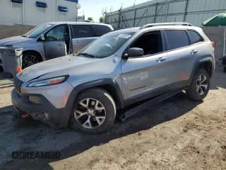 ✅ 2017 Jeep Cherokee Trailhawk L Plus • VIN: 1C4PJMBB1HW528348 • Lot: 61599395. Wystawiony na Copart z przebiegiem 111 190 mil. Bezpłatny archiwum sprzedaży aukcyjnych z USA i szczegółowy raport historii pojazdu na DreamBid. Zdjęcie 1.