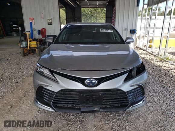 ✅ 2022 Toyota Camry Hybrid XLE • VIN: 4T1F31AK1NU572777 • Lot: 68768075. Wystawiony na Copart z przebiegiem 88 897 mil. Bezpłatny archiwum sprzedaży aukcyjnych z USA i szczegółowy raport historii pojazdu na DreamBid. Zdjęcie 5.