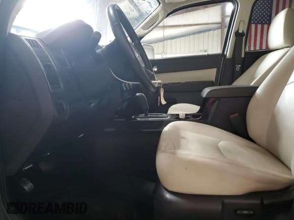 ✅ 2009 Mercury Mariner Premier • VIN: 4M2CU97G39KJ00498 • Lot: 60049555. Wystawiony na Copart z przebiegiem 97 212 mil. Bezpłatny archiwum sprzedaży aukcyjnych z USA i szczegółowy raport historii pojazdu na DreamBid. Zdjęcie 7.