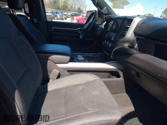 2020 Ram 1500 Big Horn z VIN 1C6SRFFT6LN110360, wystawiony jako IAAI lot #41725067 z przebiegiem 163 905 mil mil oraz . Historia ofert i sprzedaży dostępna na DreamBid. Obrazek 5.