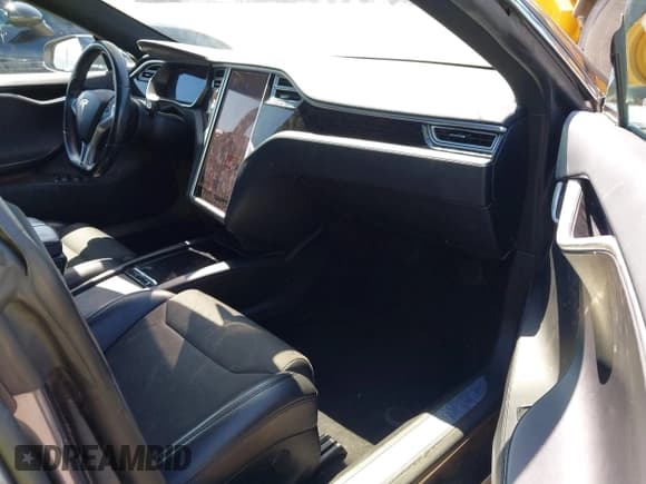 ✅ 2017 Tesla Model S 60 • VIN: 5YJSA1E15HF228506 • Lot: 42303842. Wystawiony na IAAI z przebiegiem 84 812 mil. Bezpłatny archiwum sprzedaży aukcyjnych z USA i szczegółowy raport historii pojazdu na DreamBid. Zdjęcie 5.
