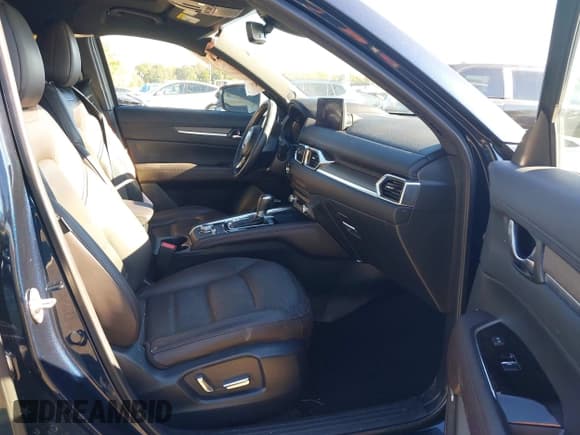 ✅ 2022 Mazda CX-5 Signature • VIN: JM3KFBXY1N0546948 • Lot: 43475970. Wystawiony na IAAI z przebiegiem 41 402 mil. Bezpłatny archiwum sprzedaży aukcyjnych z USA i szczegółowy raport historii pojazdu na DreamBid. Zdjęcie 5.