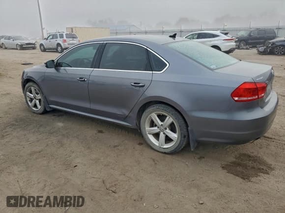 ✅ 2015 Volkswagen Passat S • VIN: 1VWAS7A30FC121373 • Lot: 93831955. Wystawiony na Copart z przebiegiem 84 327 mil. Bezpłatny archiwum sprzedaży aukcyjnych z USA i szczegółowy raport historii pojazdu na DreamBid. Zdjęcie 2.