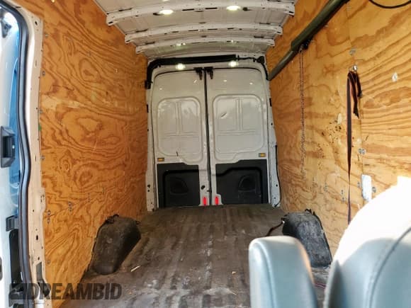 ✅ 2017 Ford Transit • VIN: 1FTBW3XM4HKB25441 • Lot: 69480095. Wystawiony na Copart z przebiegiem 161 696 mil. Bezpłatny archiwum sprzedaży aukcyjnych z USA i szczegółowy raport historii pojazdu na DreamBid. Zdjęcie 10.