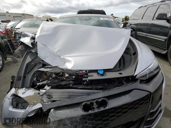 ✅ 2022 Audi e-tron GT Prestige • VIN: WAUEJBFW0N7006385 • Lot: 70174293. Wystawiony na Copart z przebiegiem 24 376 mil. Bezpłatny archiwum sprzedaży aukcyjnych z USA i szczegółowy raport historii pojazdu na DreamBid. Zdjęcie 5.