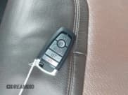 ✅ 2021 Ford Explorer King Ranch • VIN: 1FM5K7LC8MGC08442 • Lot: 42476787. Wystawiony na IAAI z przebiegiem 59 345 mil. Bezpłatny archiwum sprzedaży aukcyjnych z USA i szczegółowy raport historii pojazdu na DreamBid. Zdjęcie 11.