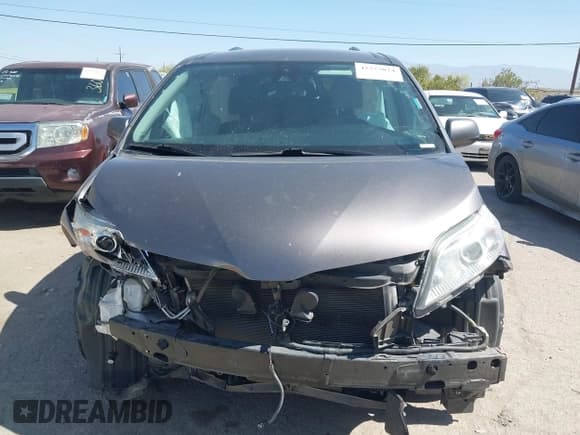 ✅ 2020 Toyota Sienna LE Auto Access Seat • VIN: 5TDKZ3DC0LS070040 • Lot: 42273074. Listed on IAAI with 70,180 mi. Free auction sales archive from the USA and detailed vehicle history report at DreamBid. Image 13.
