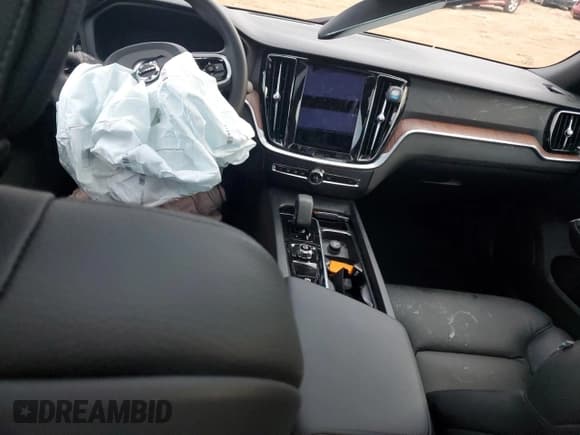 ✅ 2023 Volvo S60 • VIN: 7JRL12TTXPG251106 • Lot: 77524773. Wystawiony na Copart z przebiegiem Nie podano. Bezpłatny archiwum sprzedaży aukcyjnych z USA i szczegółowy raport historii pojazdu na DreamBid. Zdjęcie 8.