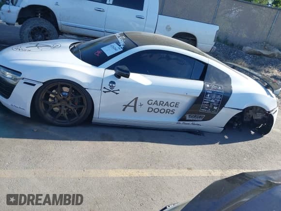 ✅ 2015 Audi R8 • VIN: WUAAUAFG4FN000620 • Lot: 42362661. Wystawiony na IAAI z przebiegiem 114 556 mil. Bezpłatny archiwum sprzedaży aukcyjnych z USA i szczegółowy raport historii pojazdu na DreamBid. Zdjęcie 15.