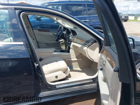 ✅ 2016 Mercedes-Benz E 350 Sport • VIN: WDDHF5KB5GB293458 • Lot: 42828581. Listed on IAAI with 141,642 mi. Free auction sales archive from the USA and detailed vehicle history report at DreamBid. Image 5.