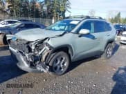 ✅ 2022 Toyota RAV4 Hybrid XLE • VIN: 4T3RWRFVXNU051599 • Lot: 43699947. Wystawiony na IAAI z przebiegiem 43 533 mil. Bezpłatny archiwum sprzedaży aukcyjnych z USA i szczegółowy raport historii pojazdu na DreamBid. Zdjęcie 2.