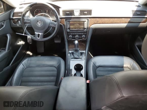 ✅ 2014 Volkswagen Passat SEL Premium • VIN: 1VWCN7A32EC096829 • Lot: 85938205. Wystawiony na Copart z przebiegiem 76 366 mil. Bezpłatny archiwum sprzedaży aukcyjnych z USA i szczegółowy raport historii pojazdu na DreamBid. Zdjęcie 8.