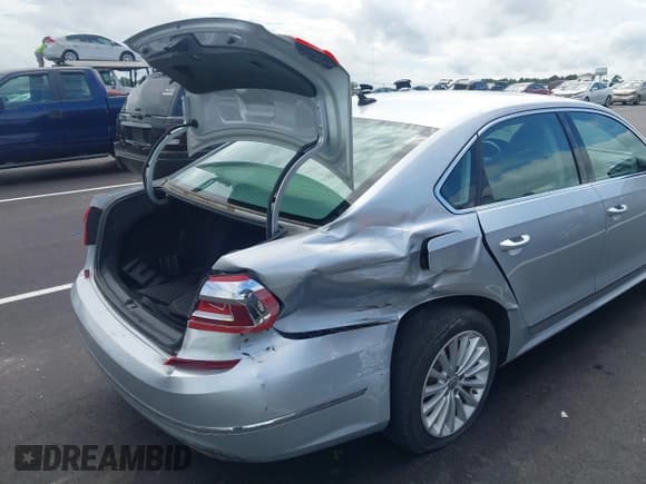 ✅ 2016 Volkswagen Passat SE • VIN: 1VWBS7A30GC061780 • Lot: 42963958. Wystawiony na IAAI z przebiegiem 87 364 mil. Bezpłatny archiwum sprzedaży aukcyjnych z USA i szczegółowy raport historii pojazdu na DreamBid. Zdjęcie 6.