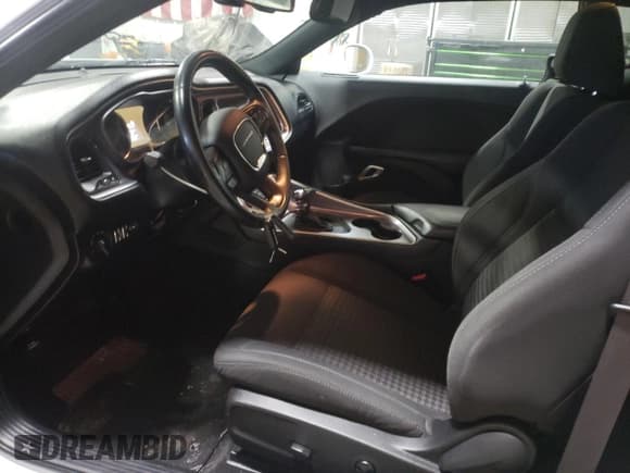 ✅ 2019 Dodge Challenger SXT • VIN: 2C3CDZAG1KH627956 • Lot: 37163533. Wystawiony na Copart z przebiegiem 71 633 mil. Bezpłatny archiwum sprzedaży aukcyjnych z USA i szczegółowy raport historii pojazdu na DreamBid. Zdjęcie 7.