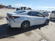 ✅ 2022 Toyota Camry SE • VIN: 4T1G11AK1NU062827 • Lot: 89730935. Wystawiony na Copart z przebiegiem 32 628 mil. Bezpłatny archiwum sprzedaży aukcyjnych z USA i szczegółowy raport historii pojazdu na DreamBid. Zdjęcie 3.