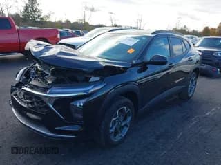✅ 2024 Chevrolet Trax LT • VIN: KL77LHE25RC103311 • Лот: 43596257. Опубликован ранее на IAAI с пробегом 9 643 миль. Бесплатный доступ к архиву аукционных продаж из США и подробный отчёт об истории автомобиля на DreamBid. Изображение 2.