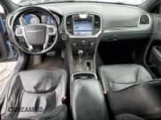 ✅ 2011 Chrysler 300 C • VIN: 2C3CK6CT6BH612156 • Lot: 90479495. Wystawiony na Copart z przebiegiem 179 247 mil. Bezpłatny archiwum sprzedaży aukcyjnych z USA i szczegółowy raport historii pojazdu na DreamBid. Zdjęcie 8.