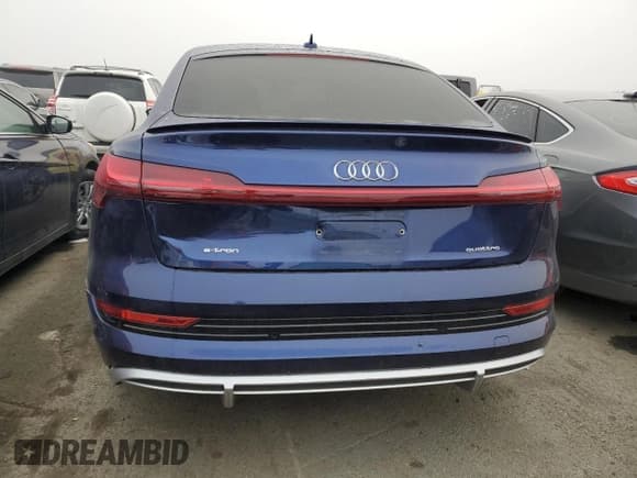 ✅ 2021 Audi e-tron Premium • VIN: WA11AAGE7MB009811 • Lot: 80041533. Wystawiony na Copart z przebiegiem 32 581 mil. Bezpłatny archiwum sprzedaży aukcyjnych z USA i szczegółowy raport historii pojazdu na DreamBid. Zdjęcie 6.