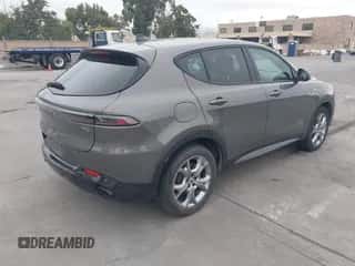 2024 Dodge Hornet R/T z VIN ZACPDFCWXR3A32197, wystawiony jako IAAI lot #42780796 z przebiegiem 30 043 mil mil oraz . Historia ofert i sprzedaży dostępna na DreamBid. Obrazek 4.