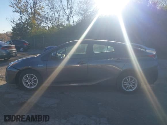 ✅ 2018 Toyota Prius Two • VIN: JTDKBRFU2J3602402 • Lot: 43623571. Wystawiony na IAAI z przebiegiem 53 769 mil. Bezpłatny archiwum sprzedaży aukcyjnych z USA i szczegółowy raport historii pojazdu na DreamBid. Zdjęcie 15.
