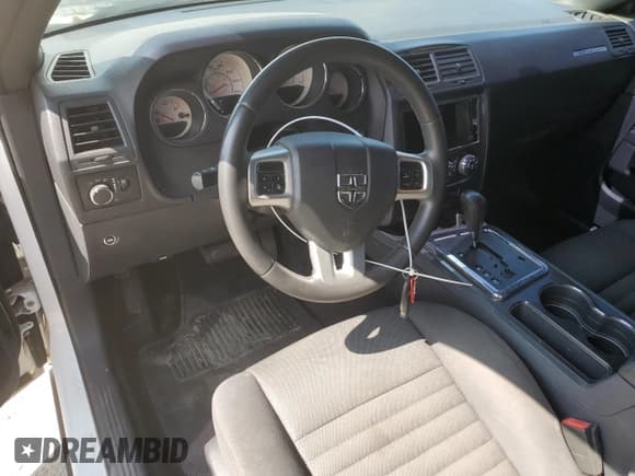 ✅ 2013 Dodge Challenger SXT • VIN: 2C3CDYAG0DH530910 • Lot: 70178824. Wystawiony na Copart z przebiegiem 152 926 mil. Bezpłatny archiwum sprzedaży aukcyjnych z USA i szczegółowy raport historii pojazdu na DreamBid. Zdjęcie 8.