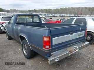 1988 Dodge Dakota z VIN 1B7GN14X7JS782283, wystawiony jako IAAI lot #41717137 z przebiegiem 104 582 mil mil oraz . Historia ofert i sprzedaży dostępna na DreamBid. Obrazek 3.