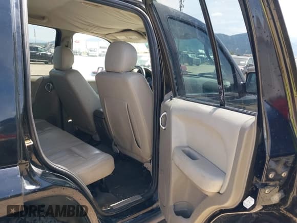 ✅ 2006 Jeep Liberty Limited • VIN: 1J4GL58K06W141143 • Lot: 41364213. Listed on IAAI with 134,507 mi. Free auction sales archive from the USA and detailed vehicle history report at DreamBid. Image 8.