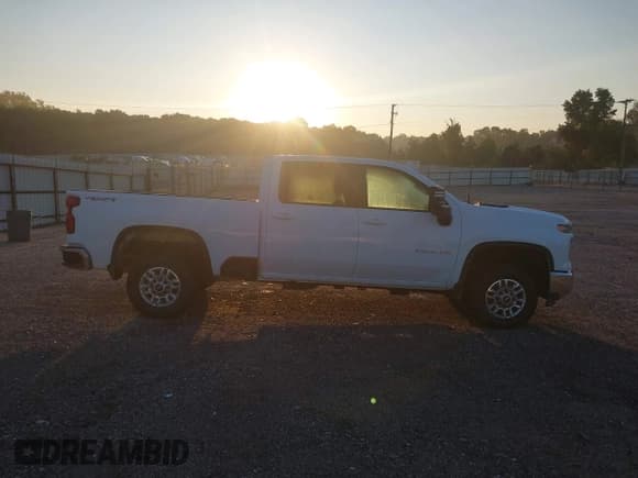 ✅ 2025 Chevrolet Silverado 2500HD LT • VIN: 2GC1KNEY0S1214570 • Lot: 43302687. Wystawiony na IAAI z przebiegiem 7 770 mil. Bezpłatny archiwum sprzedaży aukcyjnych z USA i szczegółowy raport historii pojazdu na DreamBid. Zdjęcie 14.
