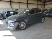 ✅ 2018 Hyundai Kona SEL • VIN: KM8K6CAA6JU085609 • Лот: 71404684. Опубликован ранее на Copart с пробегом 79 610 миль. Бесплатный доступ к архиву аукционных продаж из США и подробный отчёт об истории автомобиля на DreamBid. Изображение 1.