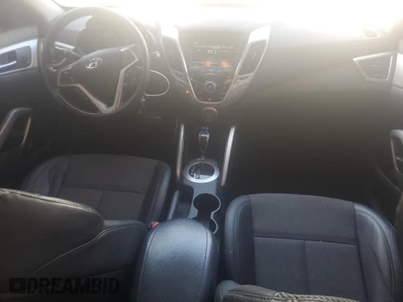 ✅ 2014 Hyundai Veloster • VIN: KMHTC6AD7EU217615 • Lot: 71569134. Wystawiony na Copart z przebiegiem 125 066 mil. Bezpłatny archiwum sprzedaży aukcyjnych z USA i szczegółowy raport historii pojazdu na DreamBid. Zdjęcie 8.